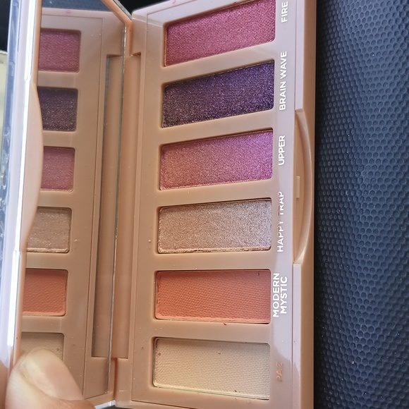 3/$30 NIB Urban Decay Naked Chill Happy Mini Eyeshadow Palette 6 shades - Picture 4 of 6